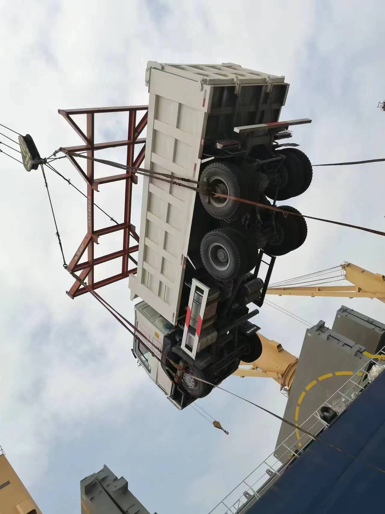 شاحنات تفريغ SINOTRUK HOWO 6*4 جاهزة للشحن